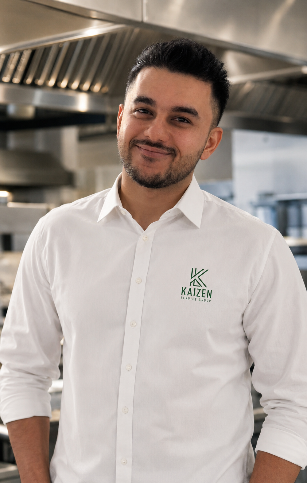 Farid Abedi von Kaizen Service Group in einer professionellen Großküche